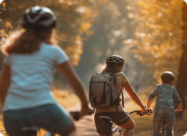 Drie kinderen fietsen door het bos