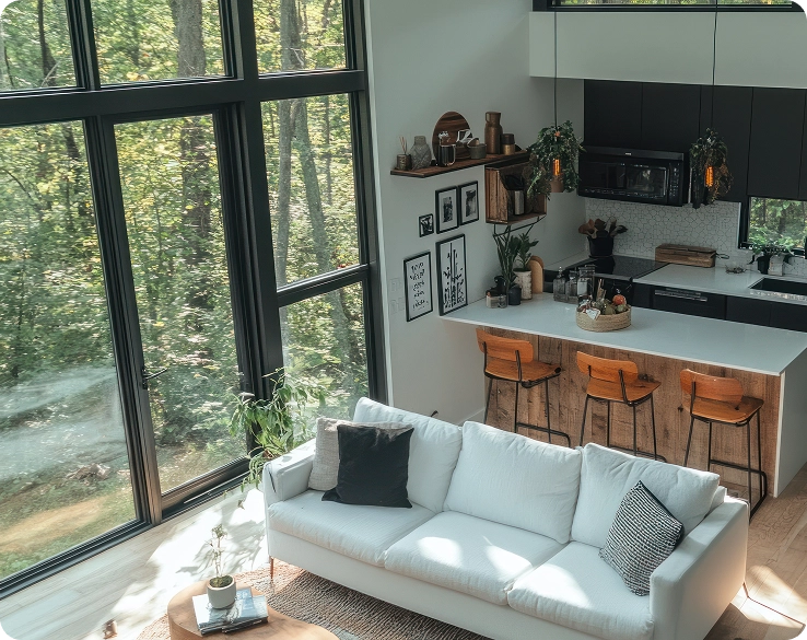 Een moderne woonkeuken met panoramische ramen en uitzicht op het bos